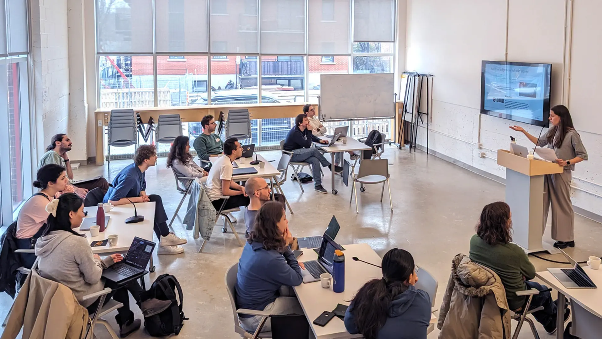 Des participants au programme TRAIL Recherche dans une salle de classe durant un cours